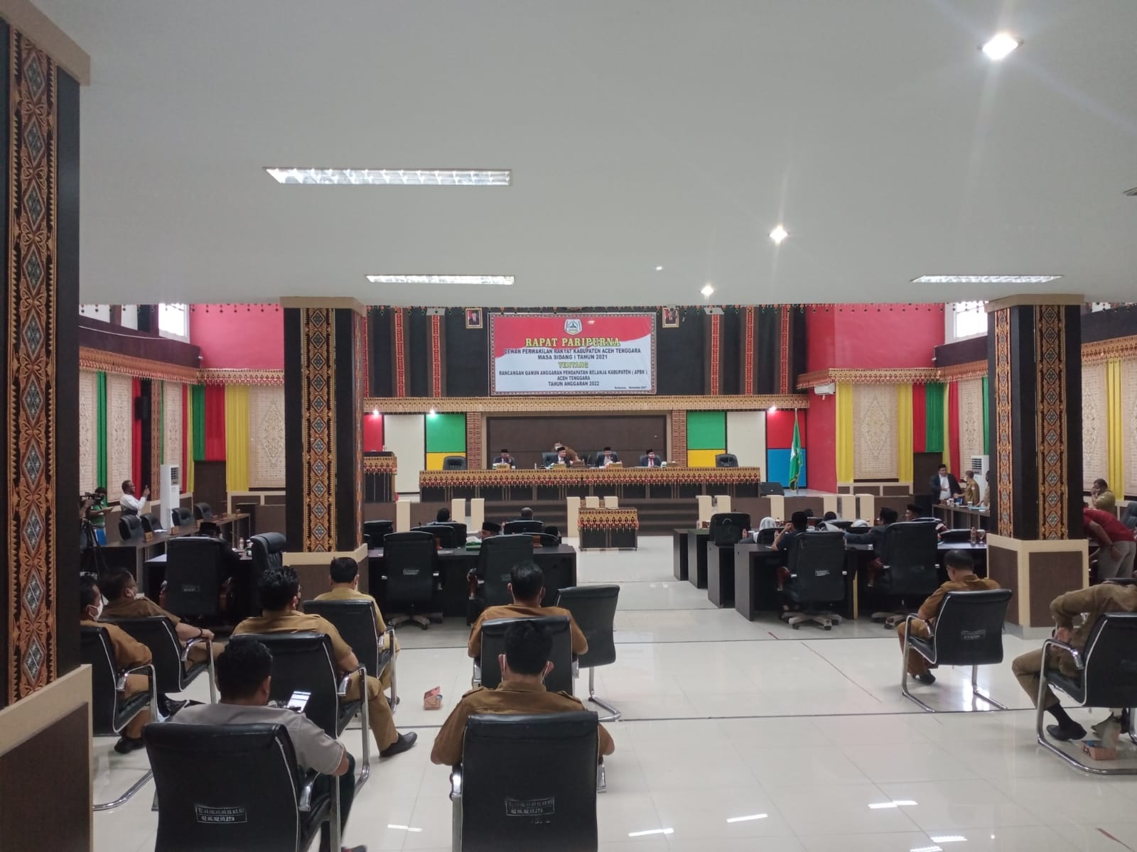 Ketua DPR Kabupaten Aceh Tenggara Denny Febrian Roza.SSTP tengah memimpin Rapat Paripurna Raqan APBK 2022 Mas Sidang I/2021 di Ruang sidang Kantor DPRK Agara, Selasa (30/11) dihadiri Bupati, SKPK,OPD berjalan lancar.beritasore/Husaini Amin.