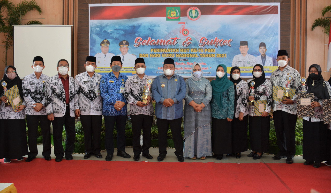 PGRI Langkat foto bersama di Pendopo Jentera Malay Rumdis Bupati Langkat, Stabat, Senin (29/11/2021). beritasore/ist