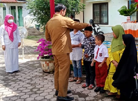Kepala Puskesmas Karang Baru, Ns. Apal Azmi.S.Kep, menyantuni anak yatim pada kegiatan Maulid Nabi Muhammad SAW 1443 H.beritasore/ist