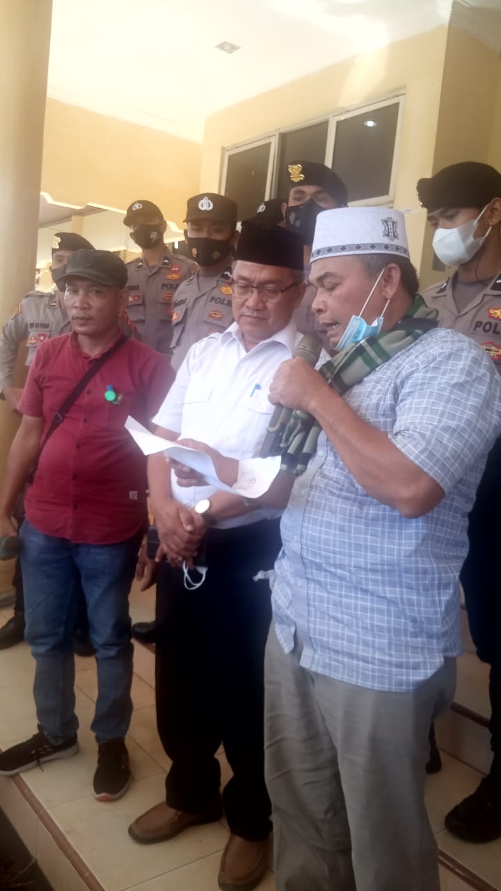Yakarim Munir membacakan enam tuntutan warga Ketapang Indah di saksikan sekda,Drs.Azmi. beritasore/M.Zaelani Sidik