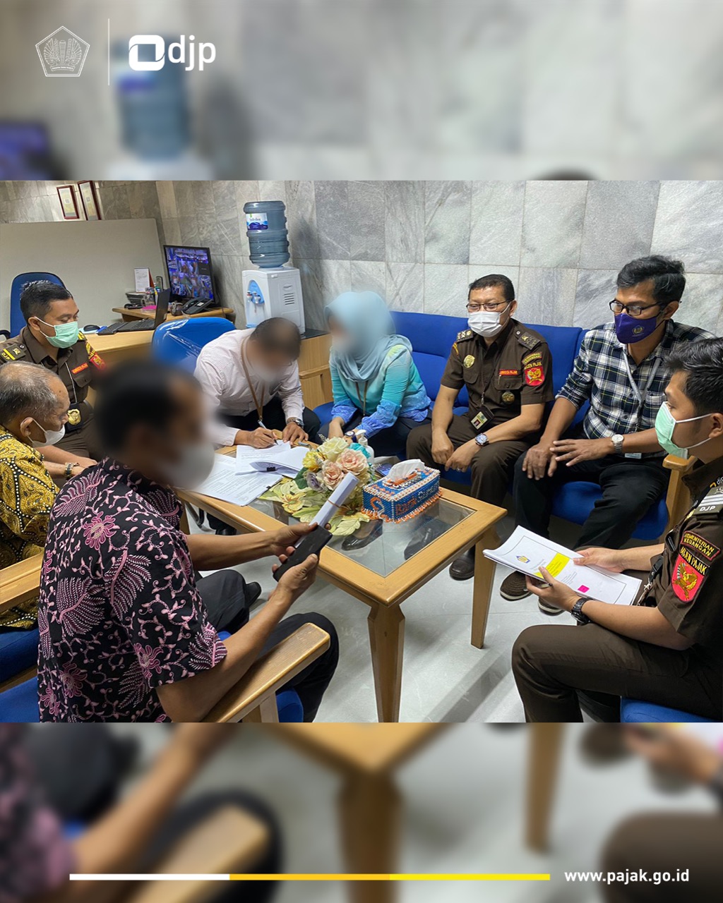 Jurusita Pajak Negara KPP Pratama Medan Petisah bekerja sama dengan KPP Madya Dua Bandung menyita aset penanggung pajak di salah satu Bank di Medan, Kamis (25/11) lalu. beritasore/ist