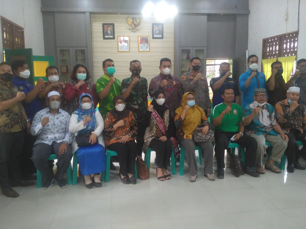 Kapolsek Sunggal Kompol.Candra Yudha SE.Sik.MM Foto bersama usai mengunjungi Camat Medan Selayang Viza Pandhana.SE, Danramil Kapt. Kap.Agus.M.S.IP, Duta Intelegensia anti Narkoba serta tokoh Masyarakat di aula Kantor Camat Medan Selayang, Kamis (2/12). Beritasore/Muslim Lubis