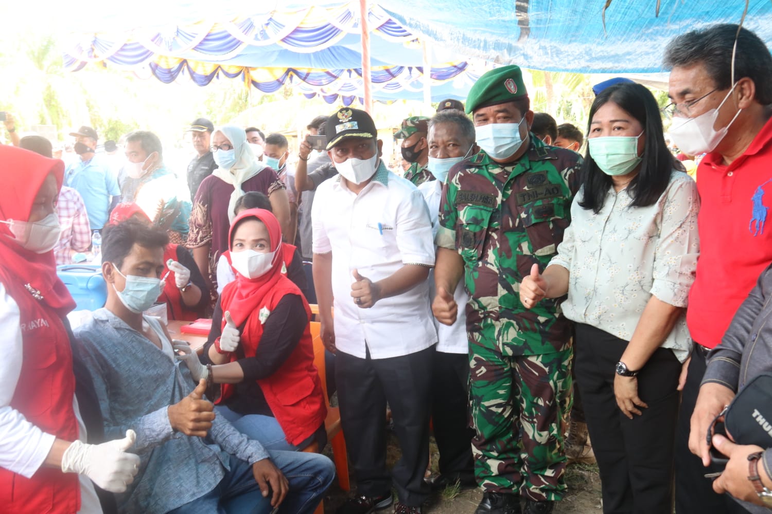 Plt Bupati Padanglawas, drg.H.Ahmad Zarnawi Pasaribu C.Ht MM M.Si bersama manajemen PT. Sumatera Sylva Lestari menyerahkan bantuan sembako kepada warga Desa Siali-ali. beritasore/Ist