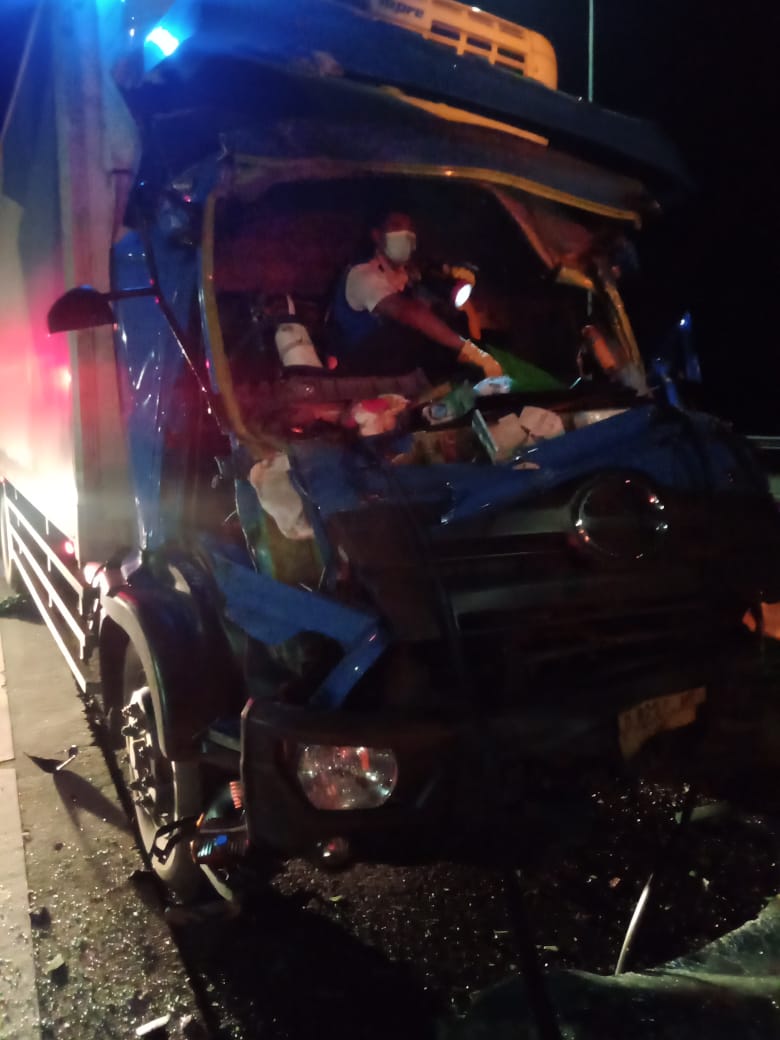 Lakalantas Truk Hino dengan Bus di jalan tol Teluk Mengkudu, Kamis (2/12/2021) . beritasore/Azwen