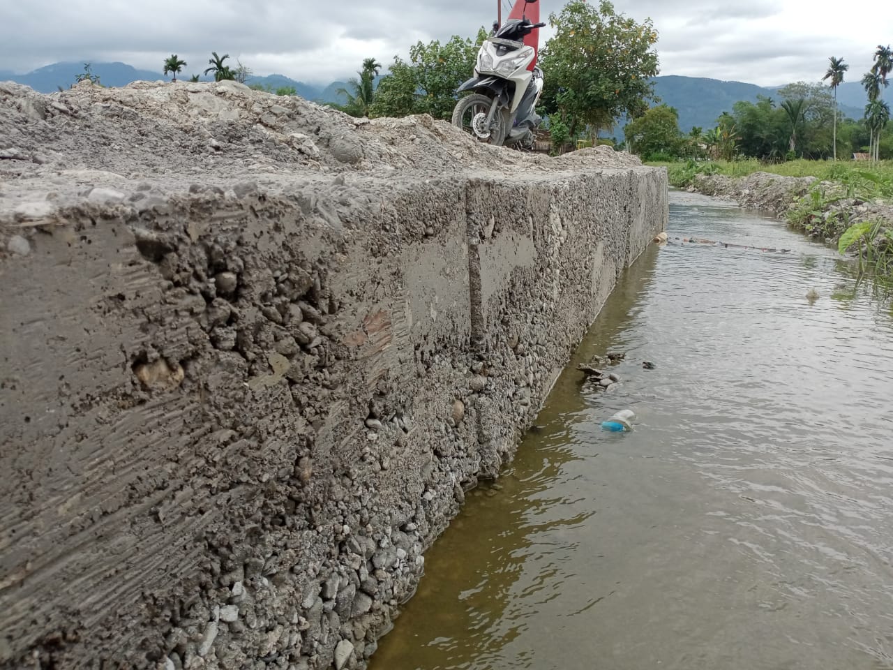 Proyek pembangunan TPT dari bagian pendukung rekontruksi dan peningkatan jalan Lawe Sagu-Kandang Mbelang tampak diduga asal jadi, Kamis (02/12). Beritasore/Husaini Amin