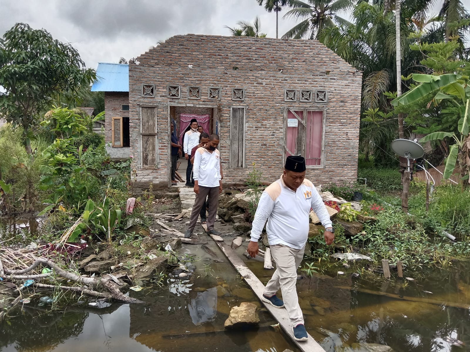 Burhan Koordinator Kadin Batubara berbagi menyerahkan Baksos korban angin puting beliung di Desa Ujung Kubu Kecamatan Nibung Hangus Kabupaten Batubara Sumatra Utara, Kamis (2/12/2021).beritasore/Alirsyah