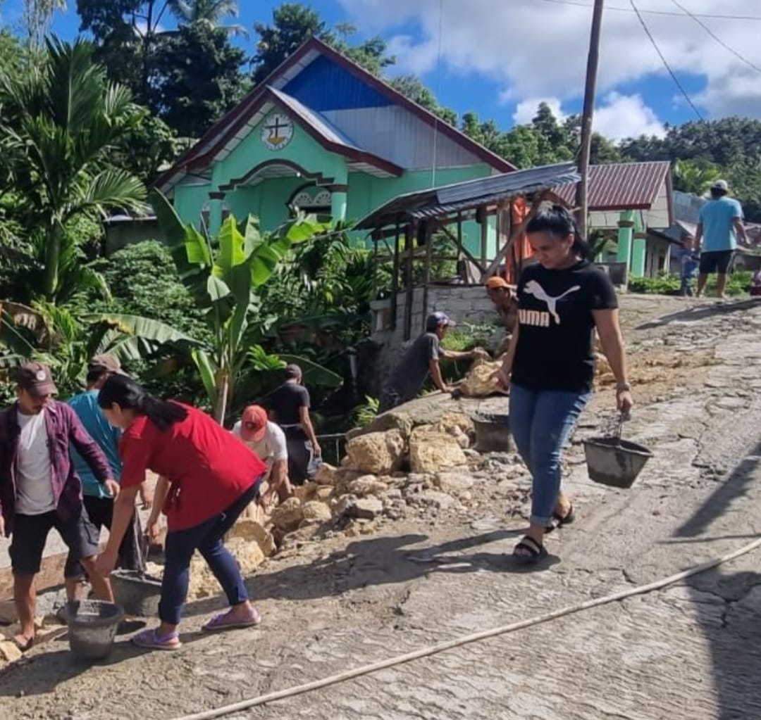 Anggota DPRD Kabupaten Nias Selatan dari partai Berkarya:  Purim Putri Dachi bergerak cepat , turun langsung bersama warga Desa Eho Orahili Fau bergotong royong membangun jalan yang amblas.  beritasore/ist