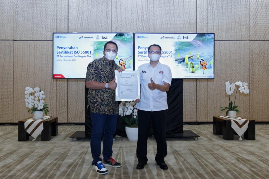 Direktur Sales dan Operasi PGN Faris Aziz menerima sertifikat ISO 55001 di Jakarta Jumat (3/12/2021). beritasore/ist