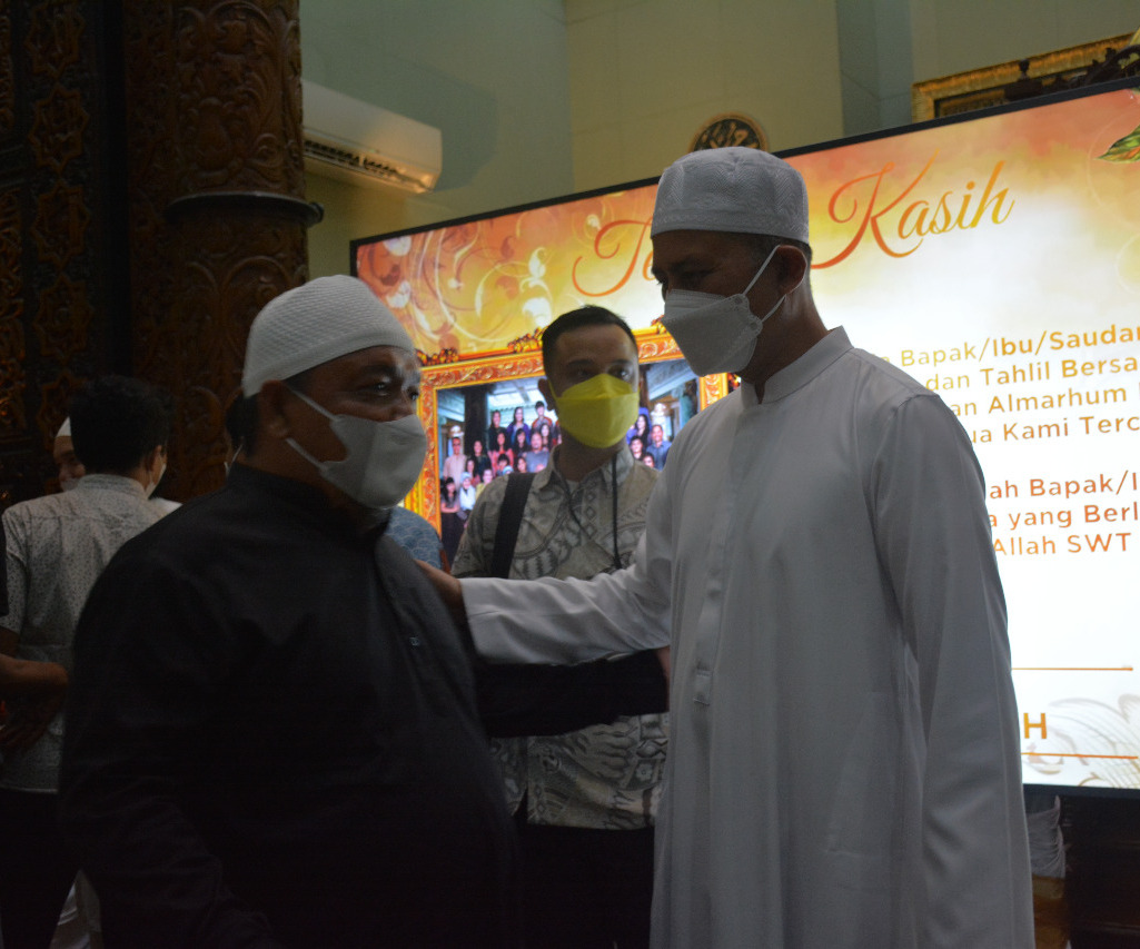 Bupati Langkat Terbit Rencana PA dan Wagubsu H. Musa Rajekshah saat peringatan 100 hari H Anif , Kamis malam (2/12/2021). beritasore/ist