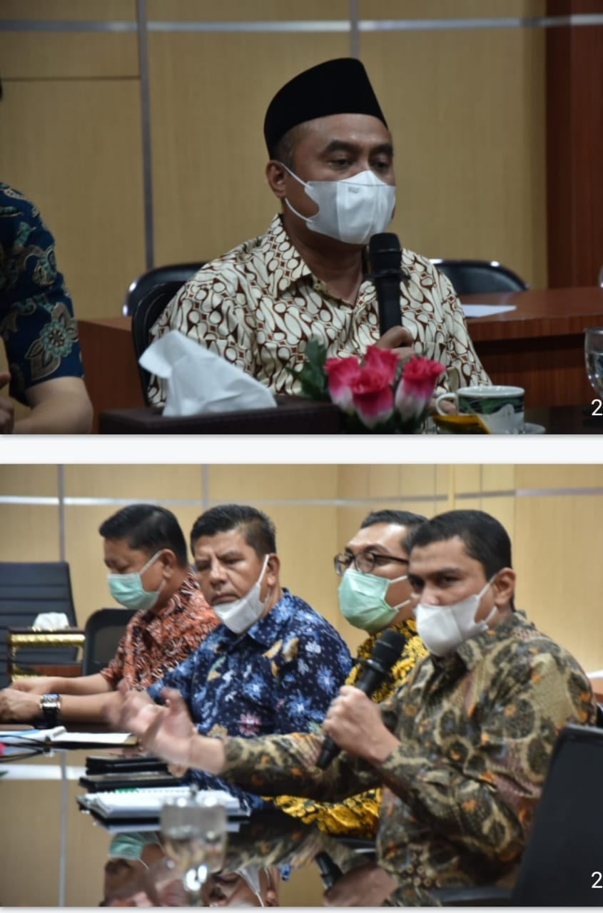 Ketua PWI Sumut terpilih Farianda Putra Sinik (atas), beraudensi ke Dirut PDAM Tirtanadi Kabir Bedi, Direktur Air Limbah Fauzan Nasution, Kepala Divisi Sekretaris Perusahaan Humarkar Ritonga dan Kadiv Hublang Jamal Usman Ritonga di kantor PDAM Jalan SM Raja Medan, Jumat (3/12). beritasore/laswie wakid