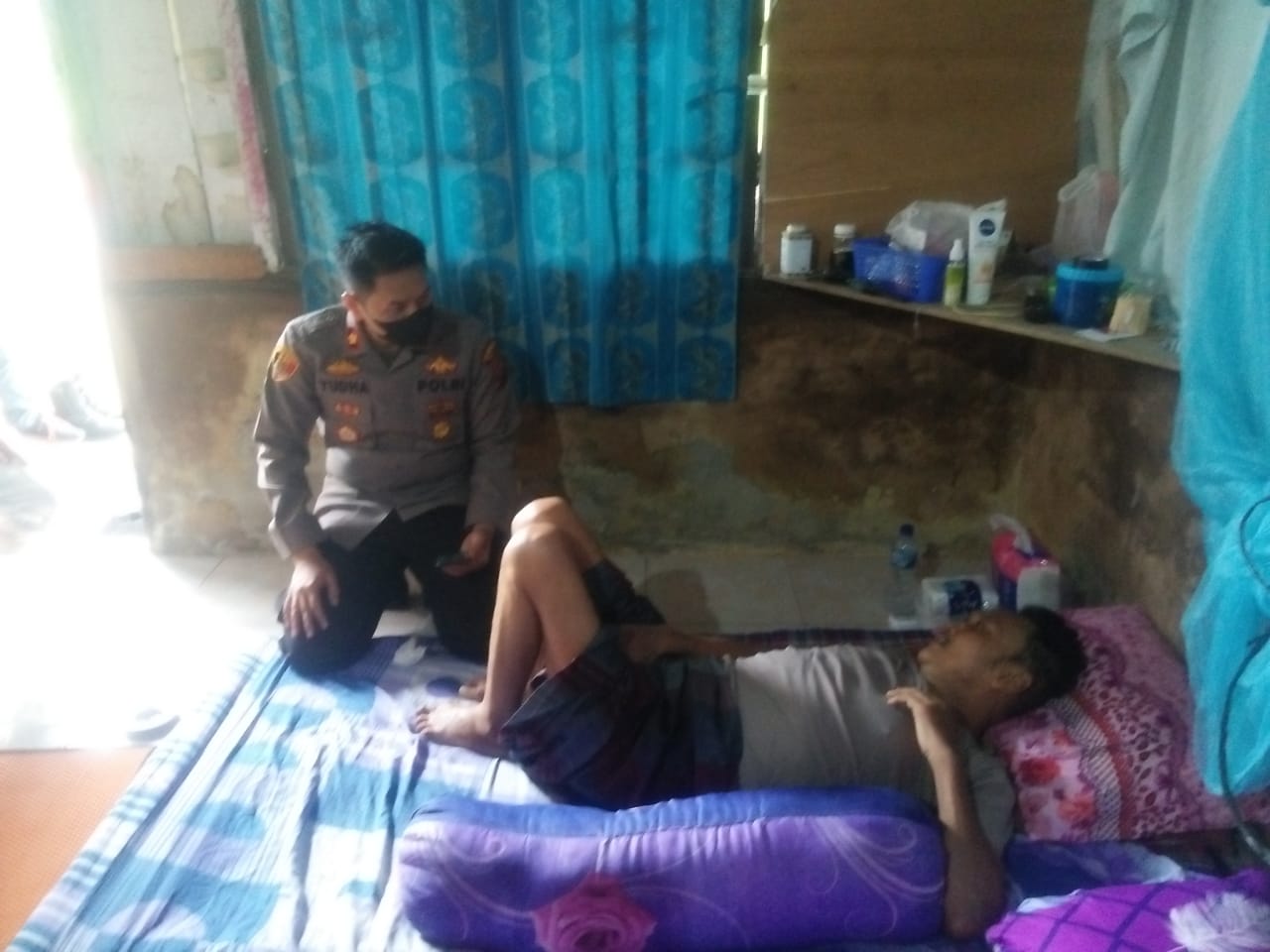 Kapolsek Medan Sunggal Kompol Candra Yudha Pranata.SE.Sik.MM saat berkunjung kerumah Aiptu Setiawan. Beritasore/ist