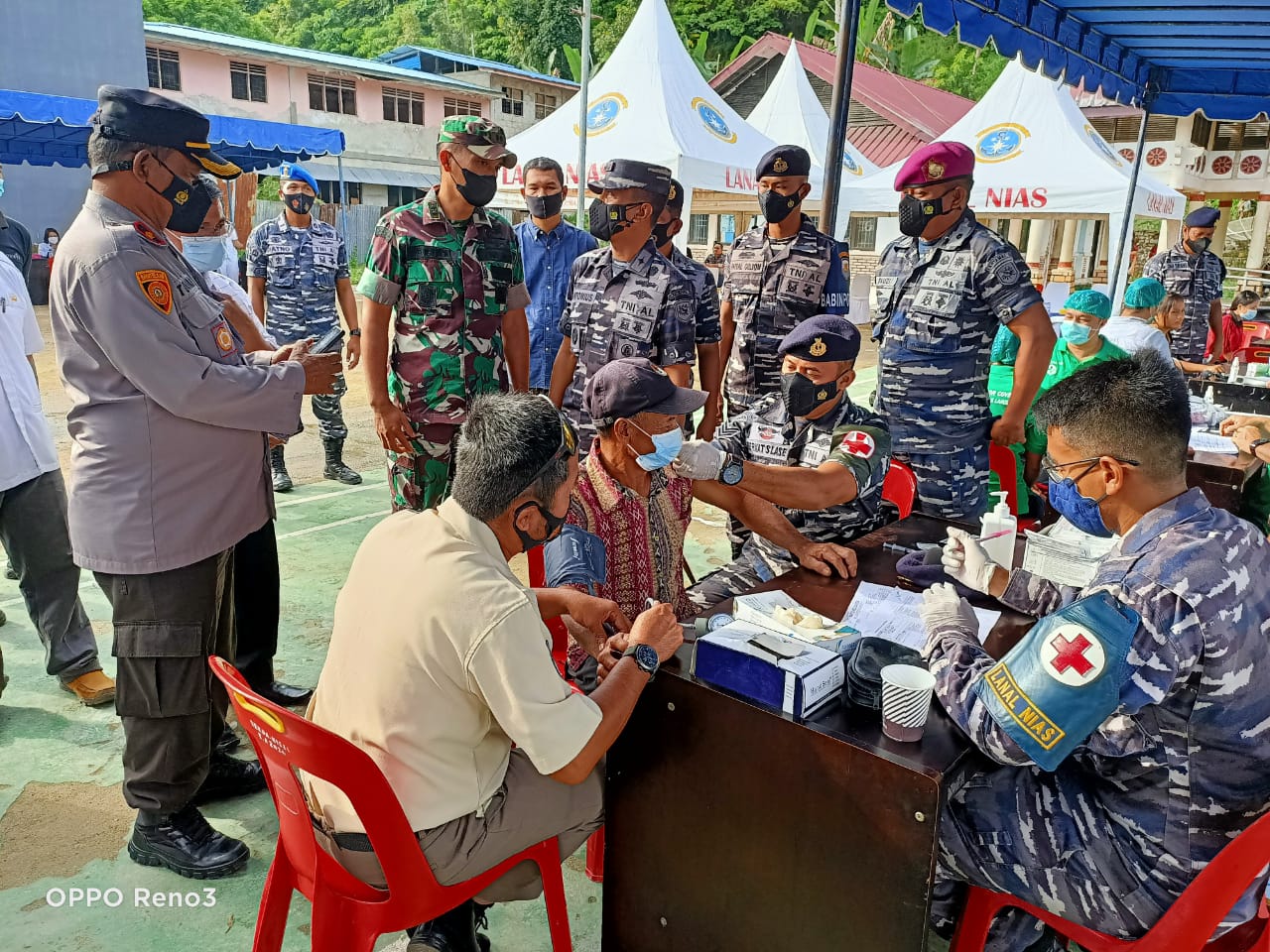 Menyambut Hari Armada RI ke-76 yang jatuh pada tanggal 5 Desember 2021, kegiatan vaksinasi massal kali ini dipusatkan di halaman kantor Kecamatan Lahusa, Kabupaten Nias Selatan, Jumat (3/12). Beritasore/ist