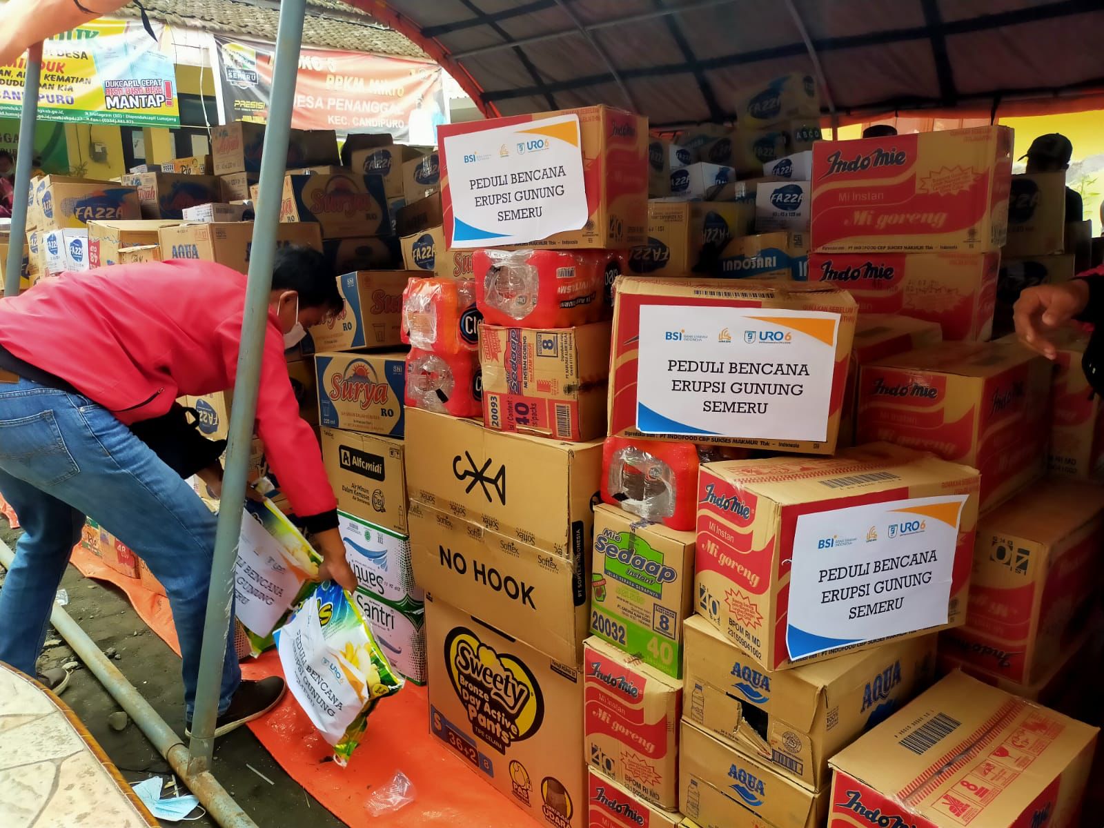 PT Bank Syariah Indonesia Tbk (BSI) dan Yayasan BSMU menyalurkan bantuan kepada korban terdampak erupsi Gunung Semeru di Lumajang, Jawa Timur, Minggu (5/12). beritasore/ist