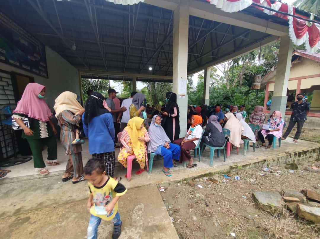 Warga saat vaksin di Gerai Vaksin Polres Aceh Tamiang yang berlangsung di Kampung Suka Ramai Satu Kecamatan Seruway - Aceh Tamiang, Minggu (5/12). Beritasore/ist