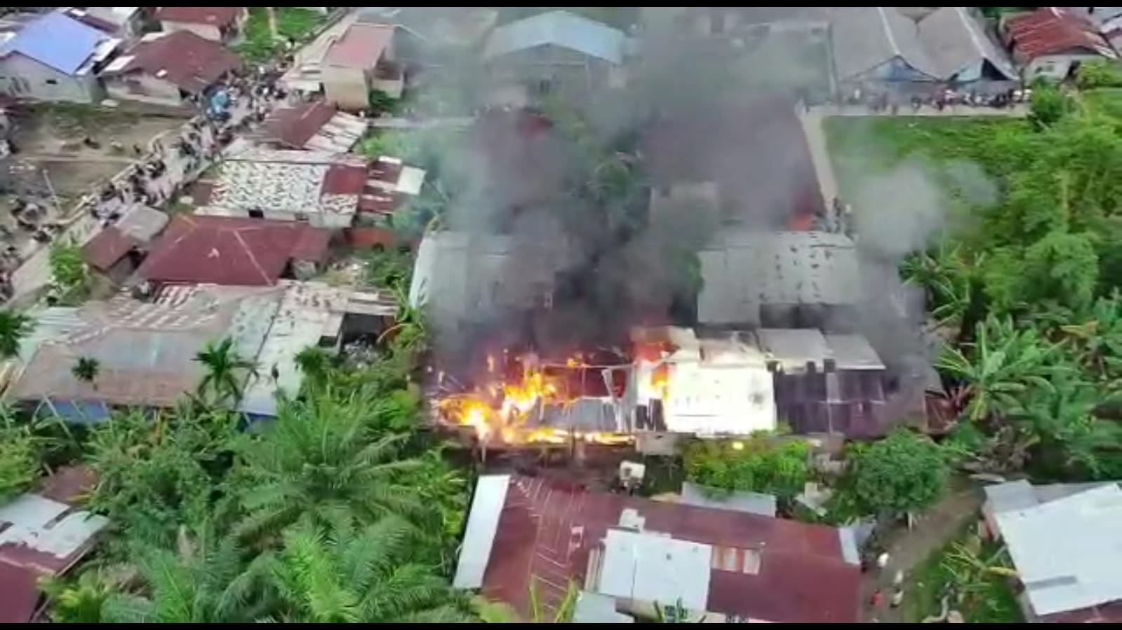 Kebakaran rumah di Lingkungan VII Kelurahan Sei Biilah Kec Sei Lepan Langkat, Selasa(7/12). beritasore/ist