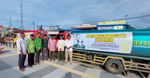 PD Al-Wasliyah Batubara melalui PC Al Washliyah Tanjung Tiram dan Talawi salurkan 20 Ribu liter Air siap minum ke masyarakat Desa Indrayaman Kecamatan Tanjung Tiram Kabupaten Batu Bara Sumatera Utara yang, Jum'at (26/8/2022).beritasore/alirsyah