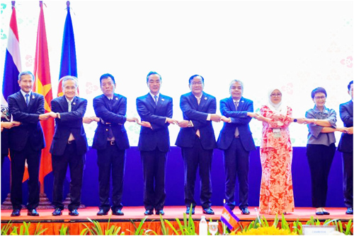 Menteri Luar Negeri China Wang Yi (keempat kiri) berfoto bersama dengan para menteri luar negeri negara-negara anggota Perhimpunan Bangsa-Bangsa Asia Tenggara (ASEAN) dalam Pertemuan Ke-55 Para Menteri Luar Negeri ASEAN atau AMM 2022 di Phnom Penh, Kamboja, Kamis (4/8/2022). (ant/rtr)