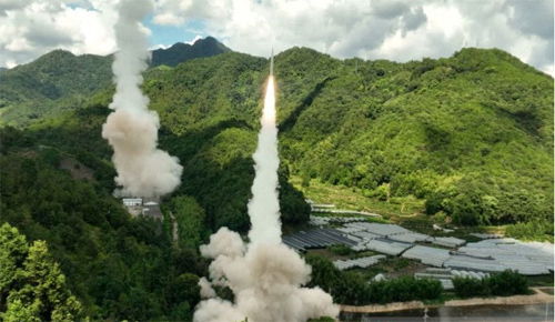 Pasukan Roket di bawah Komando Palagan Timur Tentara Pembebasan Rakyat China (PLA) melakukan uji coba rudal konvensional ke perairan lepas pantai timur Taiwan dari lokasi yang dirahasiakan dalam selebaran yang dirilis pada 4 Agustus 2022. (Komando Palagan Timur China/rtr)