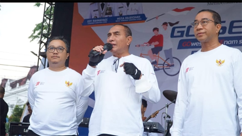 Gubsu Edy Rahmayadi (tengah) bersama Dirut Bank Sumut Rahmat Fadillah Pohan (kanan) dan Komisaris Utama Bank Sumut Brata Kesuma (kiri) pada acara senam sehat dan gowes di Kantor Pusat Bank Sumut, Jalan Imam Bonjol Medan Minggu (14/8/2022). beritasore/ist