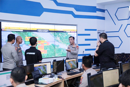 Kapoldasu Irjen Pol. Panca Putra Simanjuntak memantau Karhutla dan Gatur Lantas melalui aplikasi Lancang Kuning, Sabtu (13/8). beritasore/Ist