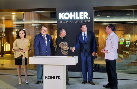 Foto (ki-ka): Angel Yang, President, Kitchen & Bath Asia Pacific, Kohler Co.; Larry Yuen, Group President, Kitchen & Bath, Kohler Co.; Ignatius Warsito, Plt. Dirjen Industri Kimia, Farmasi dan Tekstil (IKFT), Kementerian Perindustrian; David Kohler, President & CEO, Kohler Co.; dan Dani Ramdan, Pj Bupati Bekasi. beritasore/ist