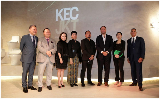 Foto (ki-ka): Adam Quek (GM – Kitchen&Bath Indonesia), Larry Yuen (Group President-Kitchen&Bath), Angel Yang (President – Kitchen&Bath APAC), Yuni Jie (Jie Design), William K Patty (Hadiprana Design), Jonathan Aeberhard (GA GROUP), Jessica Hendropurnomo (desainer), David Kohler (President & Chief Executive Officer Kohler Co.). beritasore/ist