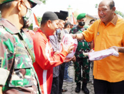 Plt Bupati Langkat Bagi Ratusan Bendera Merah Putih