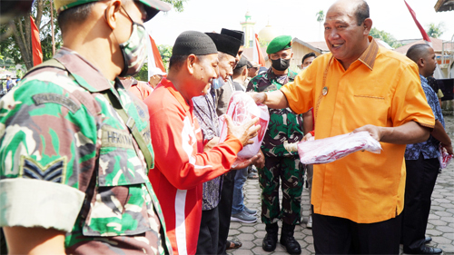 Plt Bupati Langkat H. Syah Afandin membagikan bendera merah putih di Gedung Juang 45 di Kelurahan Stabat Baru Kecamatan Stabat pada Jumat (12/08/2022). beritasore/ist