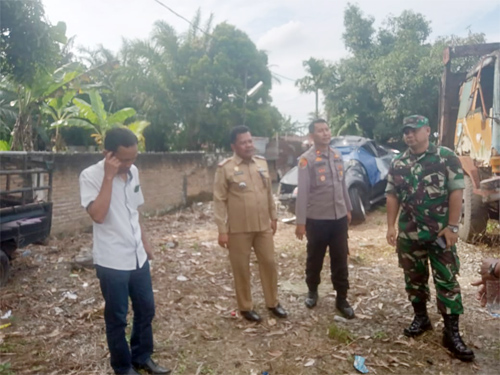 Camat Sunggal Deli Serdang Eko Sapriadi SSos,Danramil Kpt S.Hidayat Kapolsek Sunggal Kompol Candra Yudha SE Sik MM, Anggota Dewan Zul Amri. ST saat melakukan survei lahan rencana pembentukan Sub Sektor   Polsek Sunggal di unit lantas Polsek Medan Sunggal. Beritasore/ist