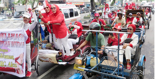 Dewan UMKM Sumut berkonvoi mengendarai betor keliling Kota Medan memeriahkan HUT ke-77 Kemerdekaan RI, Kamis (18/8). Beritasore/ Surya Efendi