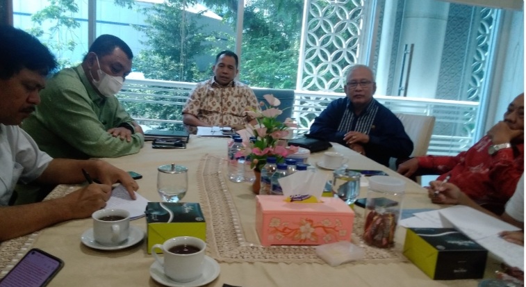 WAKIL Ketua DPRDSU Irham Buana Nasution, Ketua Fraksi Golkar Dody Taher, anggota Syamsul Qamar dan penasihat fraksi Wagirin Arman memberikan keterangan pers kepada wartawan di ruang dewan, Kamis (11/8). Foto:Partono Budy