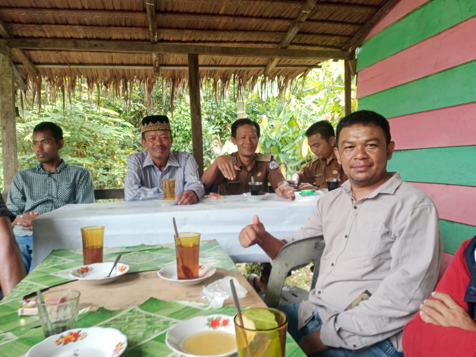 Kepala Kumukiman Silayakh Kecamatan Ketambe Subandi tampak tengah angkat jempol, sebagai komitmennya untuk menyukseskan Kejuaraan Arung Jeram Sungai Lawe Alas pada PON XXI 2024.Gambar di Abadikan Senin (01/8). Berita Sore/Husaini Amin