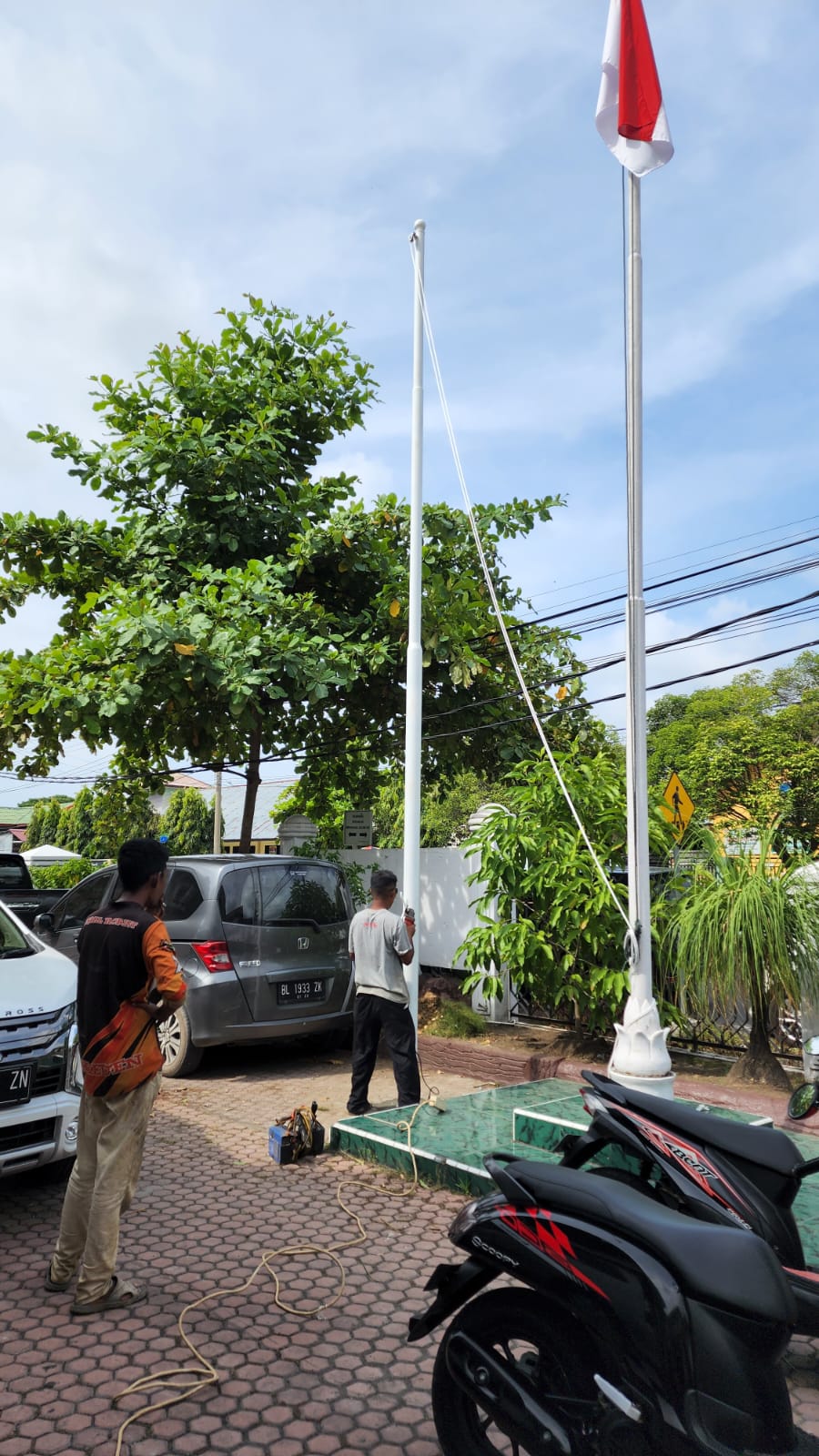 Satu Tiang Bendera yang dipasang di gedung DPRK Bireun lebih rendah. Berita sore/Tim