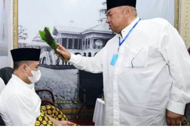 Ketua Umum Pengurus Besar Majelis Adat Budaya Melayu Indonesia (PB MABMI) Dato' Seri H Syamsul Arifin menempung tawari Ketua Pengurus Wilayah Majelis Adat Budaya Melayu Indonesia (PW MABMI) Sumatera Utara (Sumut) H.Ir Zahir M.AP di Kantor PB MABMI Jl Brigjend Katamso No. 43-1 Medan Minggu (31/7/2022).beritasore/alirsyah