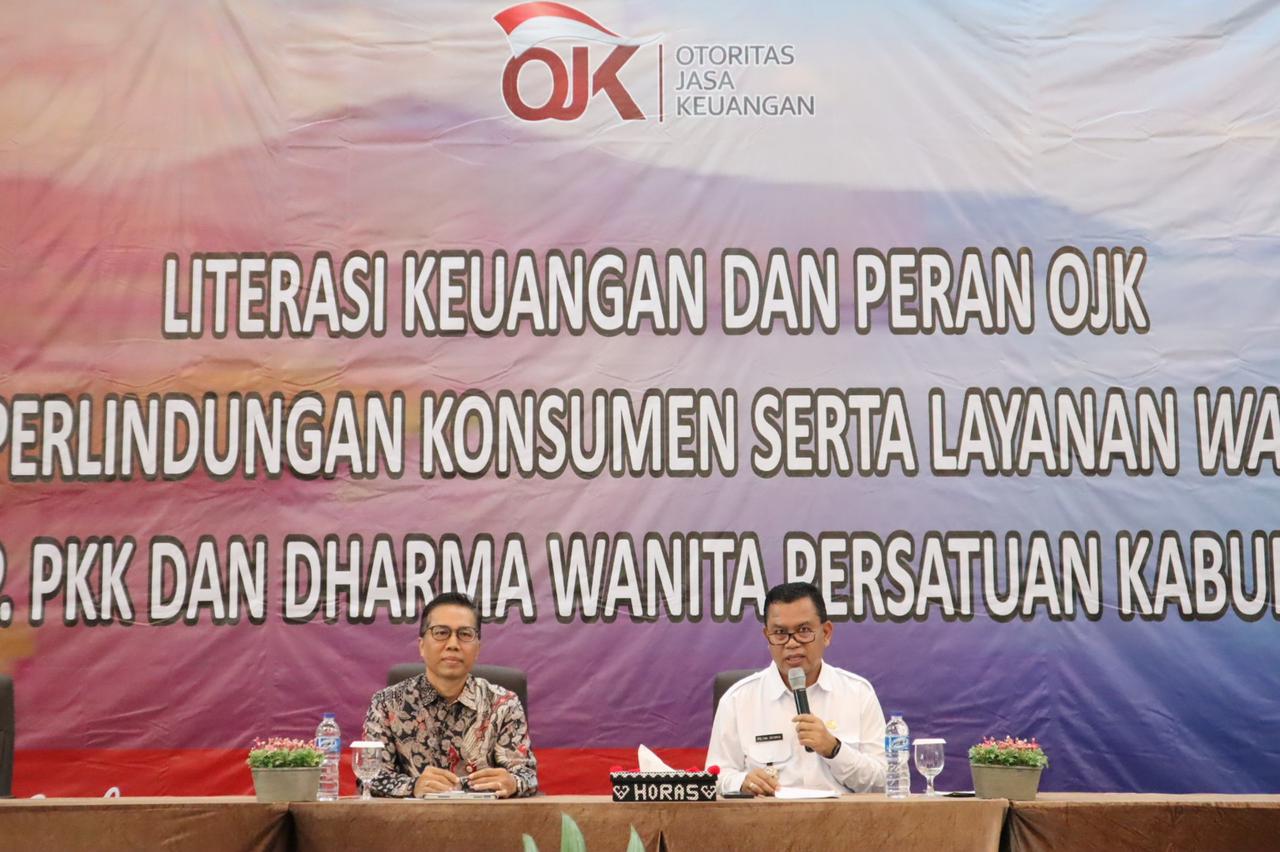 Deputi Direktur Manajemen Strategis, Edukasi dan Perlindungan Konsumen, dan Kemitraan Pemerintah Daerah OJK Regional 5 Sumbagut Wan Nuzul Fachri (kiri) bersama Bupati Kabupaten Toba, Poltak Sitorus (kanan) pada edukasi keuangan di Balige Senin (1/8/2022). beritasore/ist