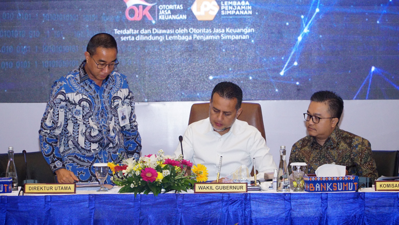 Wagub Sumut Musa Rajekshah (tengah), Dirut Bank Sumut Rahmat Fadillah Pohan (kiri) dan Komisaris Utama Independen Bank Sumut Brata Kesuma (kanan) pada RUPS LB Bank Sumut di Ballromm lantai 10 Bank Sumut Jalan Imam Bonjol Medan Senin (1/8). beritasore/ist