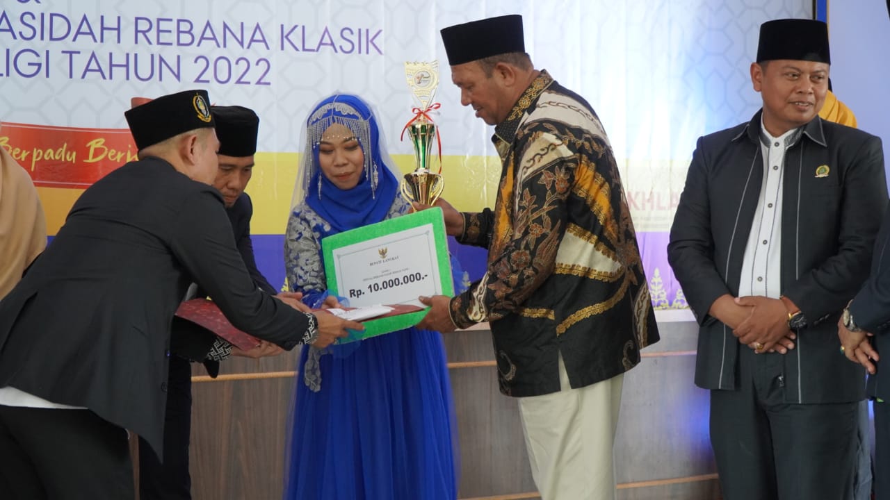 Beritasore/ist. Plt Bupati Langkat menyerahkan hadiah kepada pemenang lomba di Serambi Jentera Malay Rumah Dinas Bupati Langkat, Stabat, Kamis (28/7/2022).