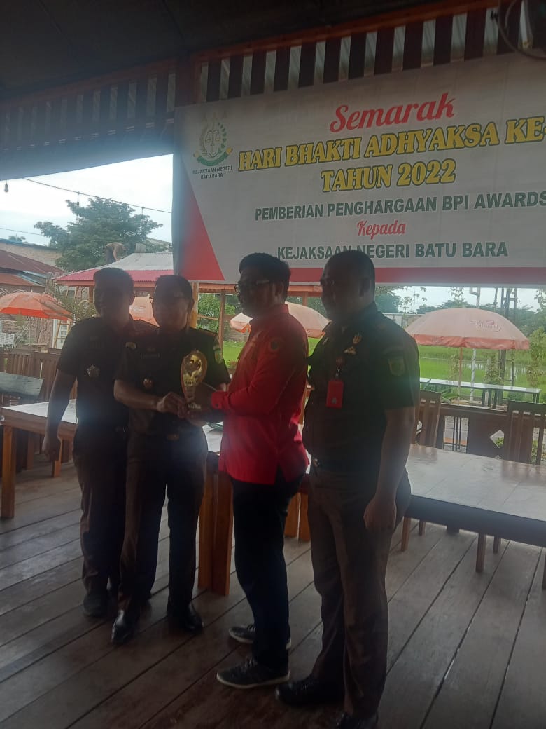 Direktur Investigasi & Intelijen BPI Sari Darma Sembiring,SE dan Ketua DPD Satgas Anti Mapiah Tanah Sumatera Utara memberikan penghargaan (Awards) kepada Kejaksaan Negeri Batu Bara Amru E.Sidecar SH,MH, di Rumah Makan & Kafe Kayu Randu Desa Sei Balai Kecamatan Sei Balai Kab.Batu Bara Sumatera Utara Selasa (02/8-2022).beritasore/alirsyah