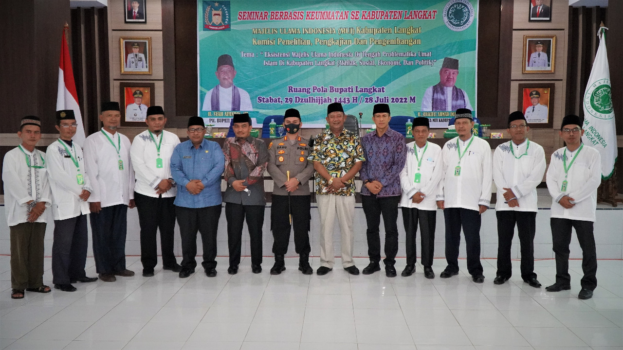 Teks Foto /Beritasore/ist Plt Bupati Langkat H Syah Afandin SH foto bersama usai membuka kegiatan Seminar Eksistensi MUI Kabupaten Langkat, di Ruang Pola Kantor Bupati Langkat, Stabat, Kamis ( 28/7/2022).