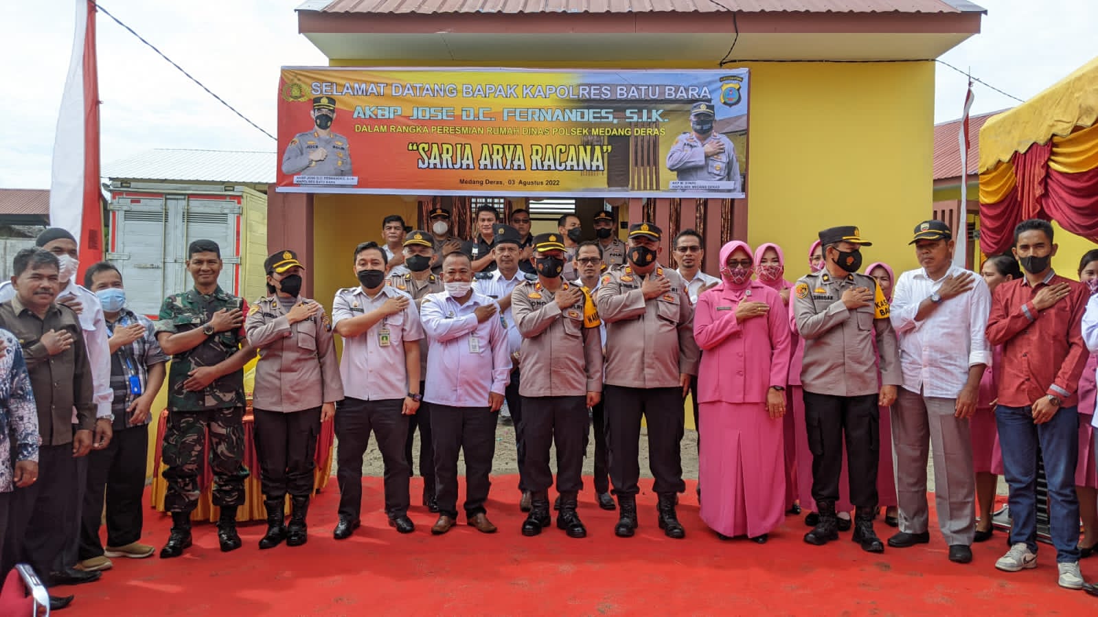 Waka Polres Batu Bara Kompol Jono Sirait resmikan 4 Rumah dibangun CV Berkah Abadi Polsek Medang Deras Kabupaten Batu Bara Sumatera Utara Rabu (3/8/2022).beritasore/alirsyah