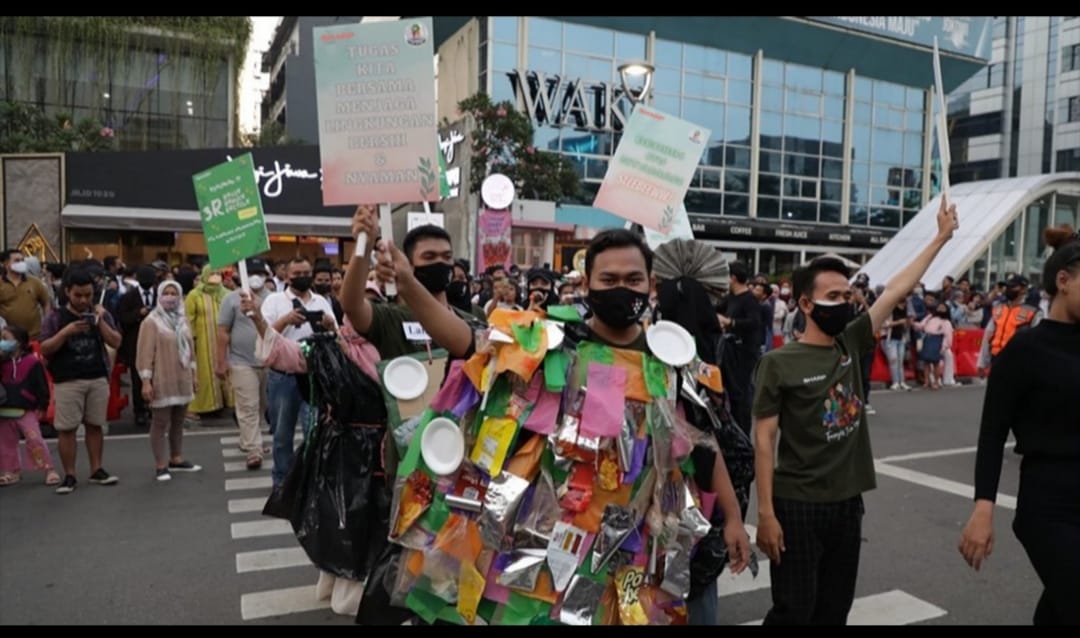 Berita Sore/ist Kegiatan Sharp yang mengajak cinta kebersihan di kawasan Citayam Fashion Week, Jakarta Rabu (3/8/2022).