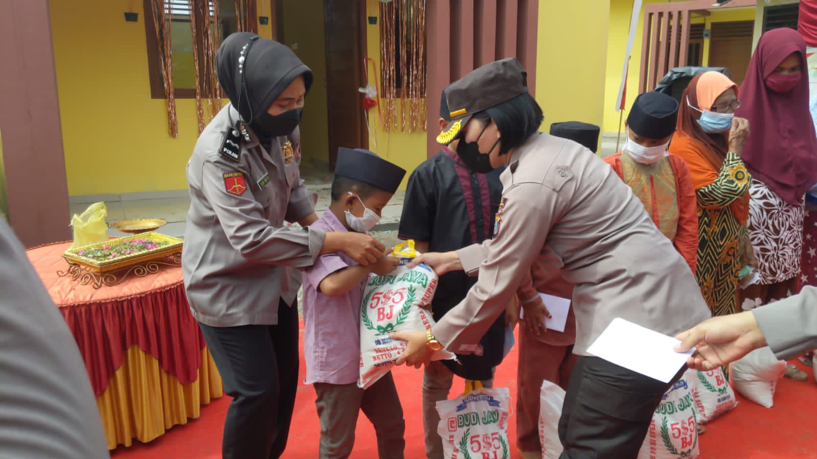  Kabag SDM Polres Batu Bara Kompol Elfrida Magdalena Lumbanraja,SE di Hari jadi Polwan Ke–74 menyerahkan Baksos sembako dan tali asih kepada anak yatim dan kaum dhuafa di Mako Polsek Medang Deras Kabupaten Batu Bara Sumatera Utara Rabu (03/08/2022). beritasore/alirsyah
