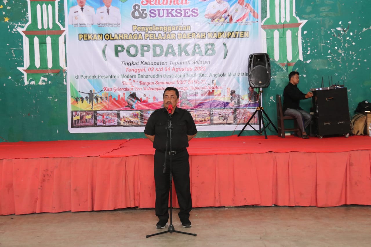 Berita Sore/Birong RT Sekda Tapsel, Parulian Nst saat membuka resmi kegiatan Pekan Olahraga Pelajar Daerah Kabupaten (POPDAKAB) tingkat Kabupaten Tapsel tahun 2022 di Pondok Pesantren Modern Baharuddin, Desa Janji Mauli, Kecamatan Angkola Muaratais, Selasa (2/8).