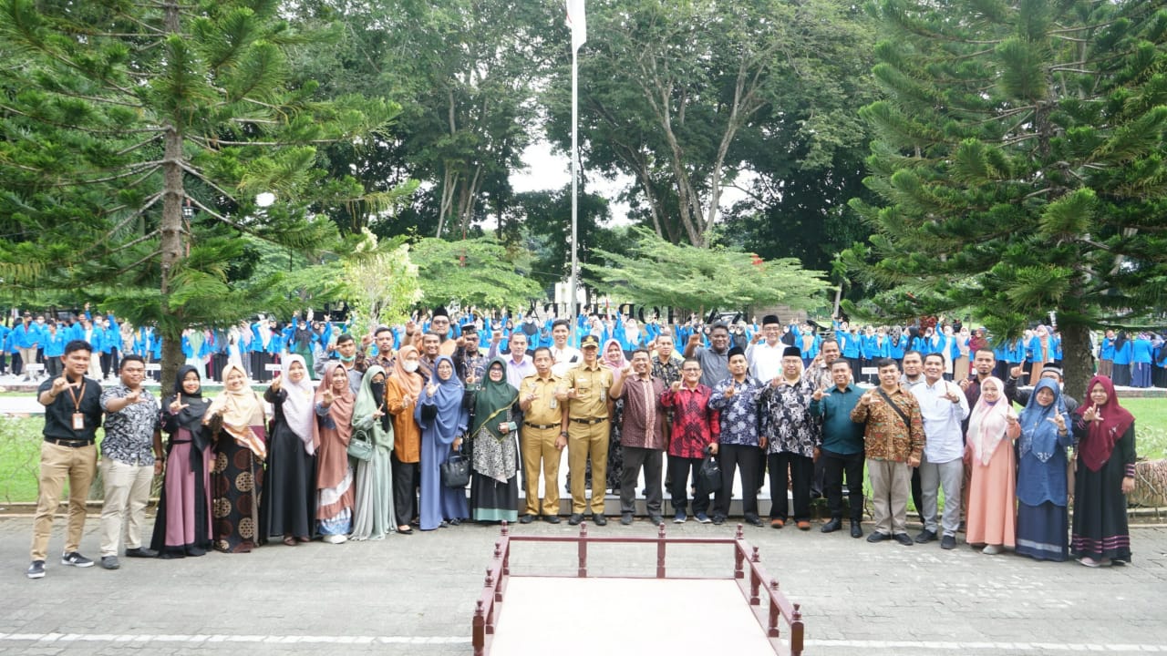 Beritasore/ist Mahasiswa STAIS Binjai dilepas Plh Sekdakab Langkat Drs Hermansyah MIP, Senin (1/8/2022).