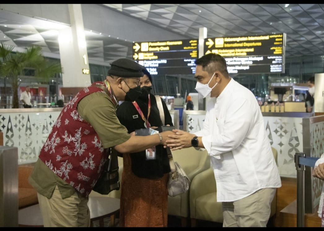 Berita Sore/ist Direktur Sales & Distribution BSI Anton Sukarna (kanan) menyapa kepulangan ibadah haji para jamaah haji Indonesia saat tiba di Bandara Soekarna Hatta Kamis (4/8/2022).