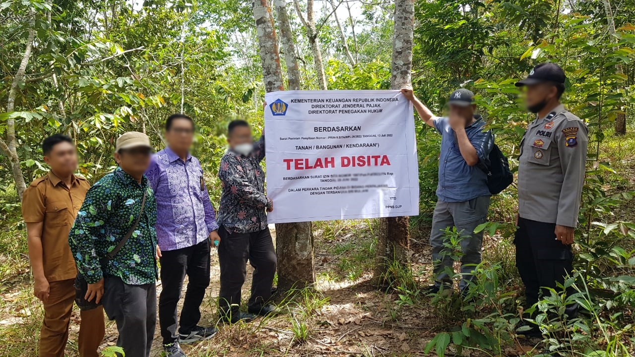 Berita Sore/ist Tim PPNS Kanwil DJP Sumut II menyita aset WP berupa tanah di Kelurahan Tanjung Siram, Kecamatan Bilah Hulu, Kabupaten Labuhanbatu Kamis (4/8/2022).