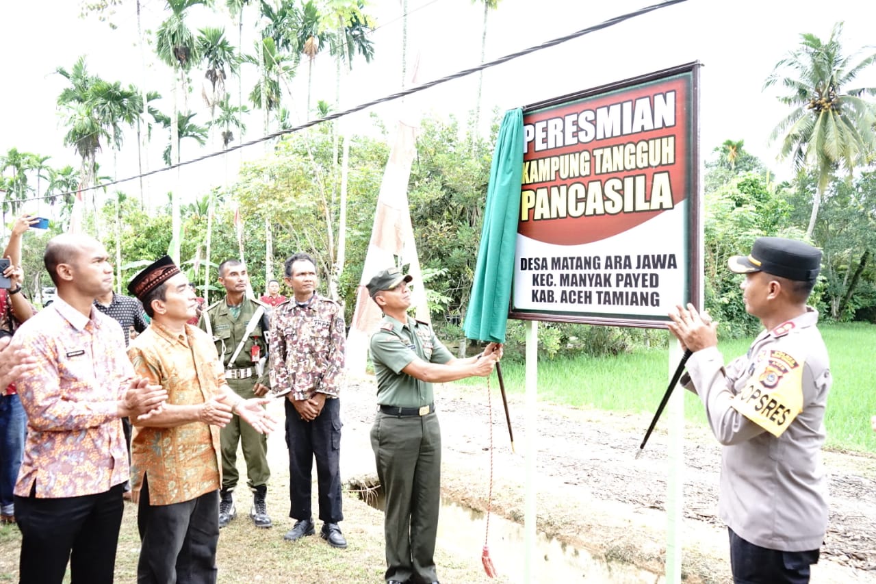 Dandim 0117/Aceh Tamiang Letkol. czi, Alfian Rahmat Purnamasidi saat meresmikan Kampung Matang Ara Jawa, Kecamatan Manyak Payed, Kabupaten Aceh Tamiang sebagai kampung tangguh Pancasila.
