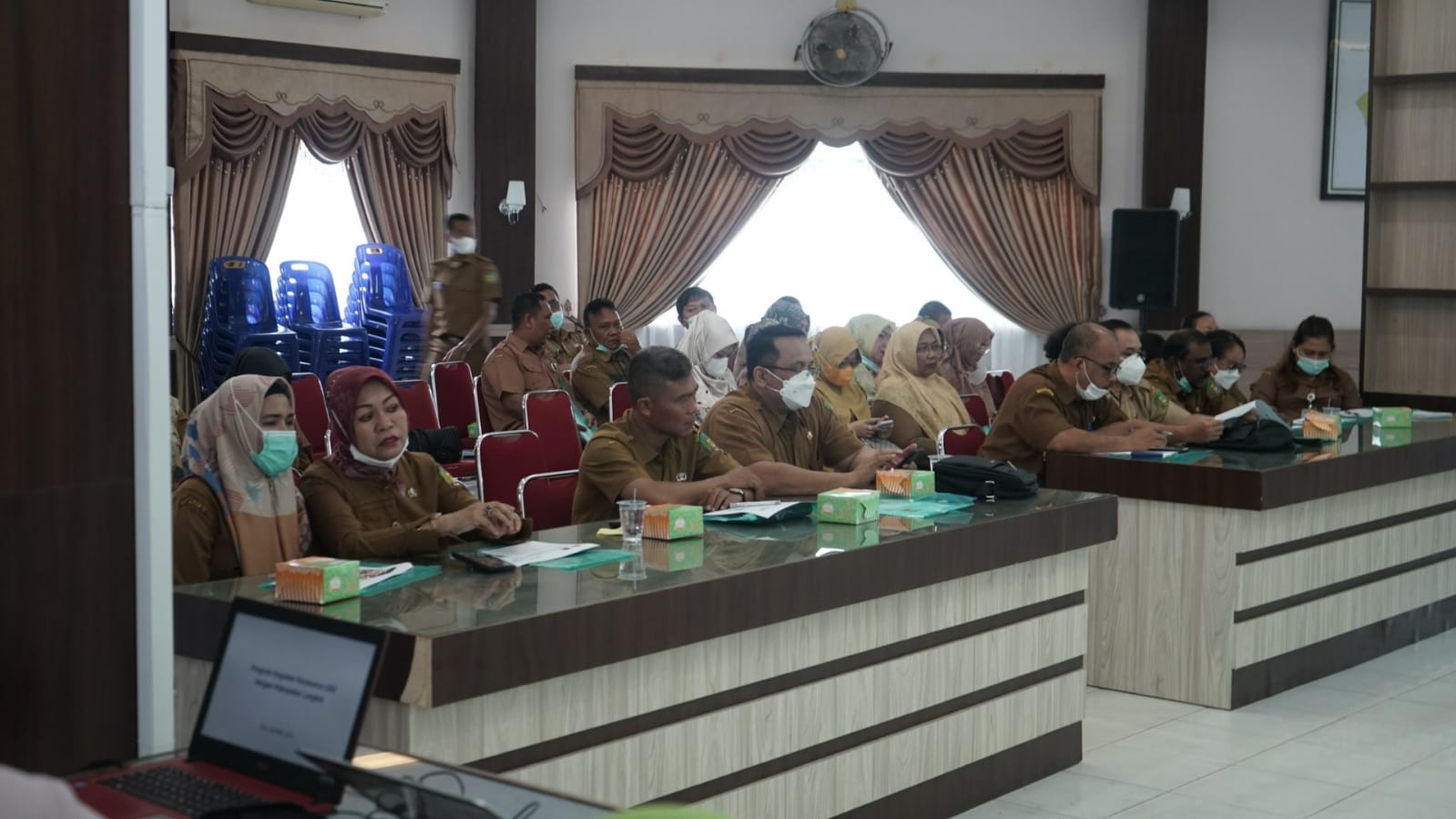 Teks Foto /Beritasore/ist Program Matching Fund Kedai Reka dibuka Plh Sekdakab Langkat H Hermansyah MIP, di Ruang Pola Kantor Bupati Langkat, Stabat, Selasa (2/8/2022).