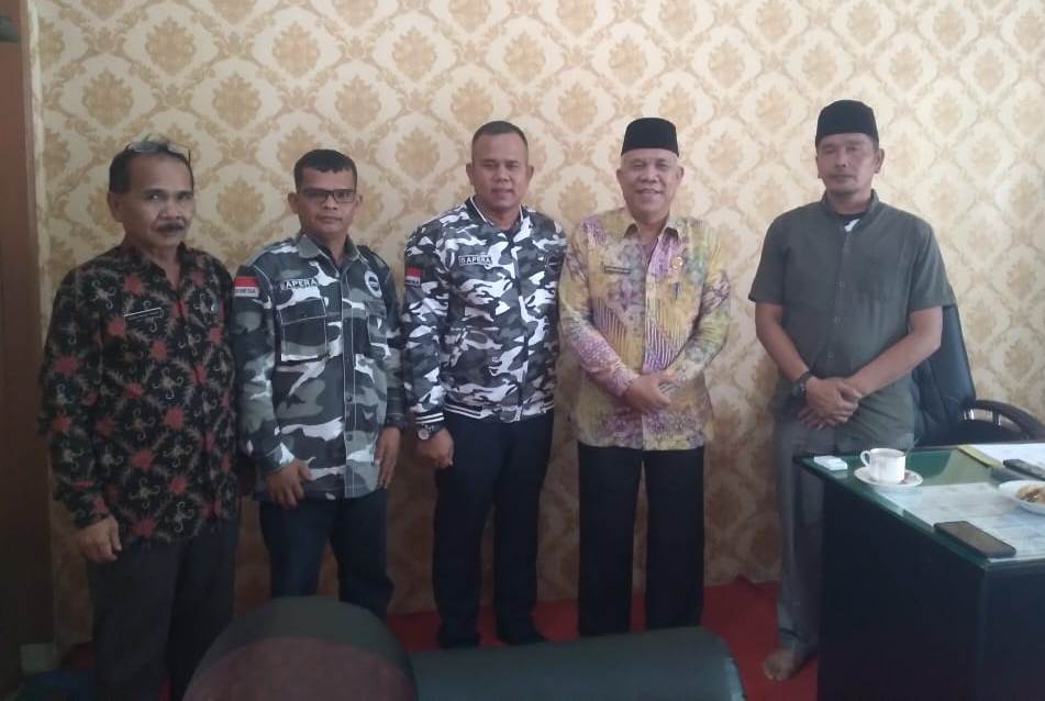 Ketua DPD Bapera Paluta Asrul Ansori Siregar S.kom Pakai Jeket Bapera dan Pengurus Bapera,Kakan kemenag Paluta baju Batik kuning Drs Haji Sarifuddin Harahap M.Pd.Sebelah paling kiri Saiful Pohan Bendahara Kemenag Paluta.