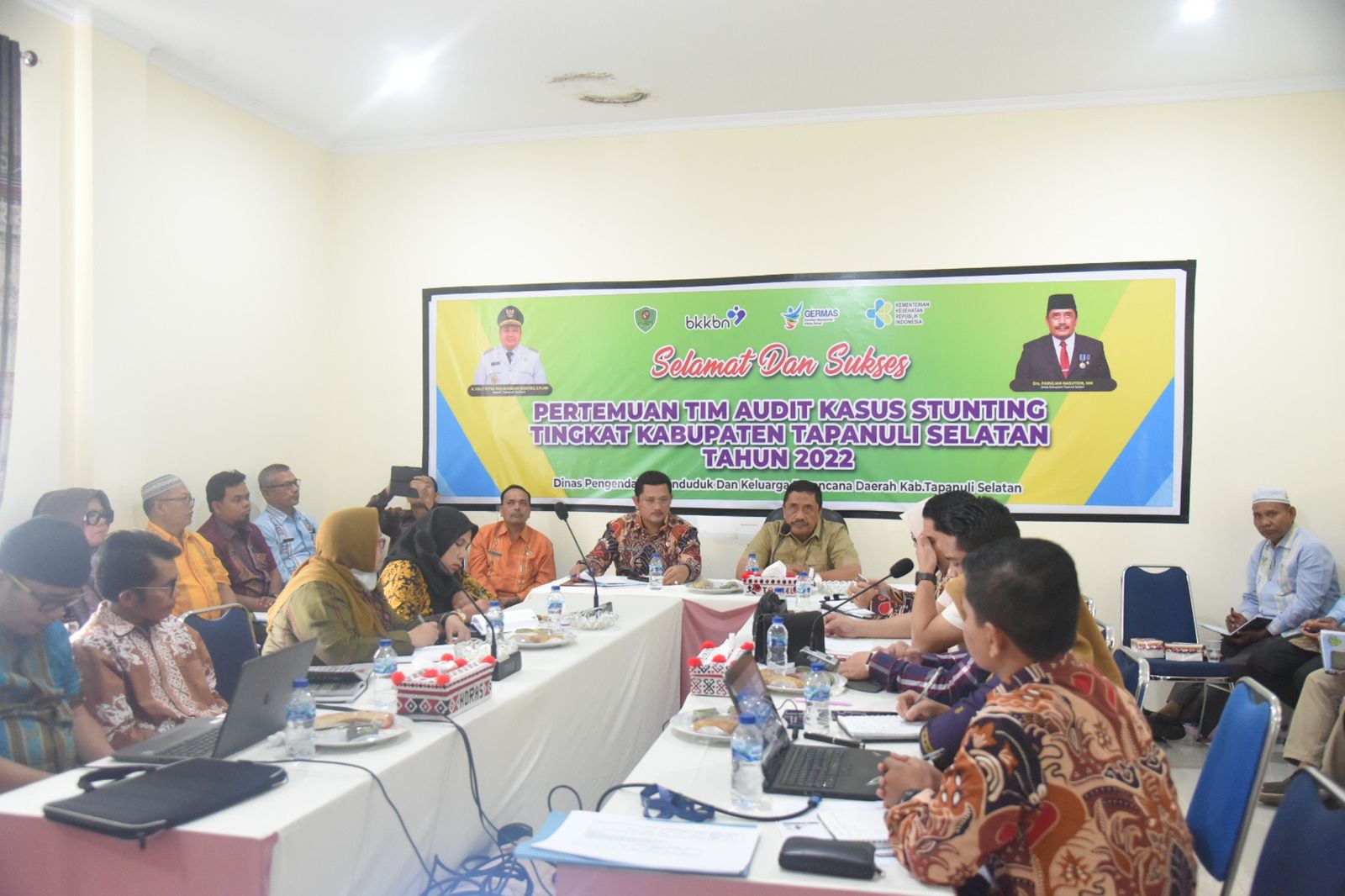 Berita Sore/Birong RT Sekda Tapsel, Parulian Nasution, saat pertemuan dengan tim audit Kasus Stunting Tingkat Kabupaten Tapsel Tahun 2022 di Aula Kantor Bappeda pada Kamis (4/8).